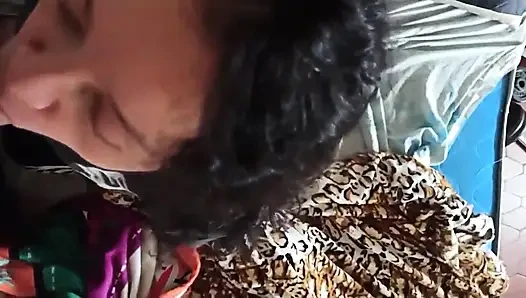 Sevimli orta yaşlı seksi kadın tüm süt çıkana kadar penisini emiyor