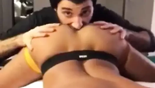 Le comen el culito