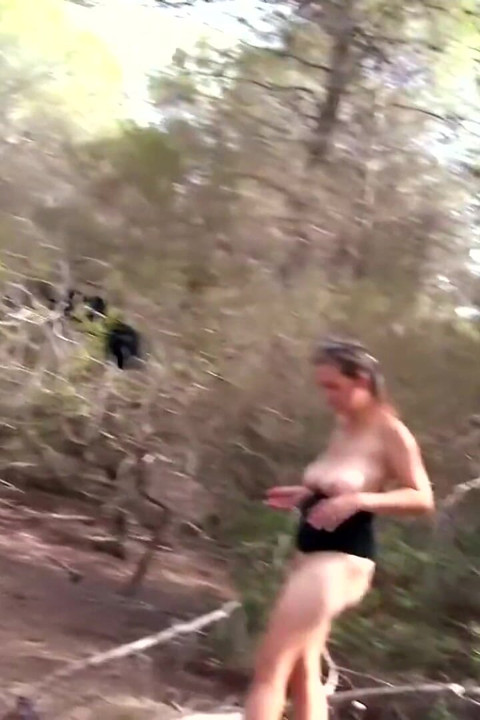 Al aire libre en el bosque, allí se tamballan las grandes tetas caídas