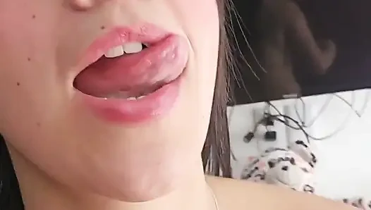 Üvey kardeşim geliyor ve küçük popomu delip geçiyor
