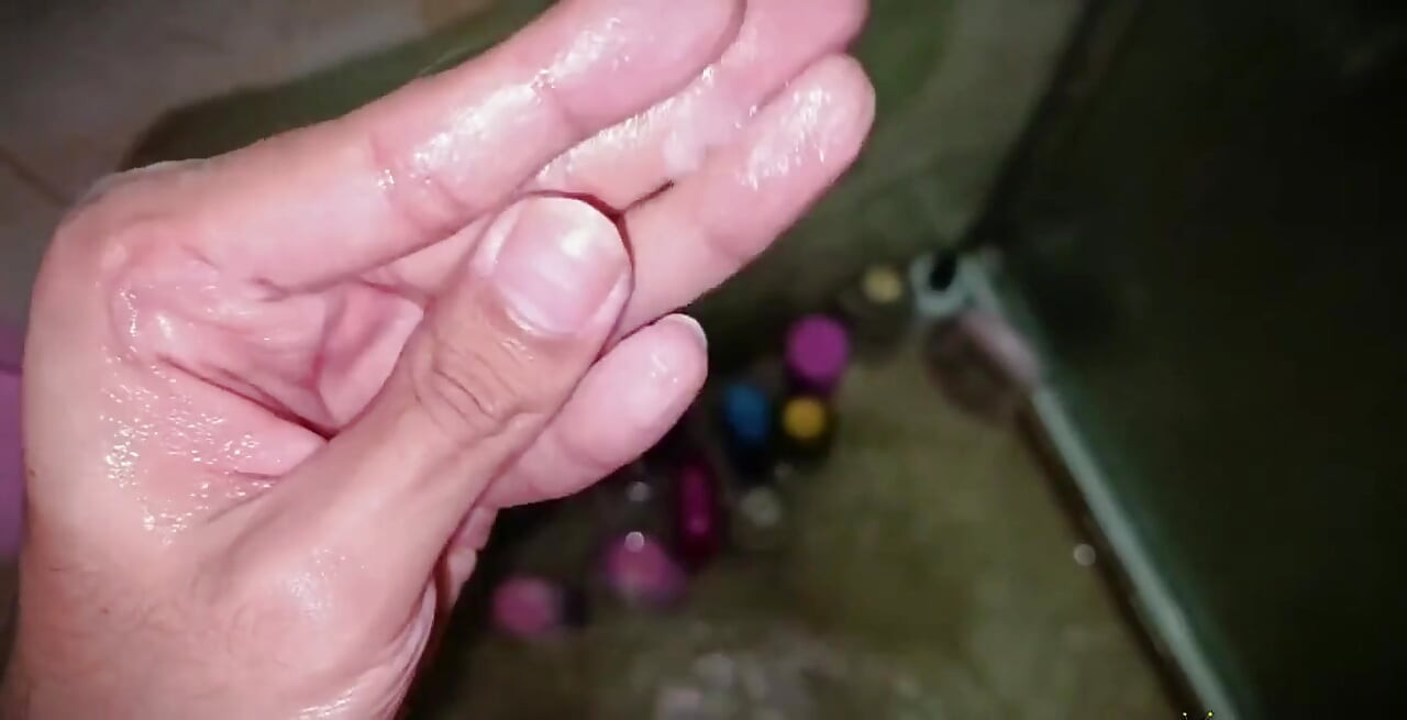 Gyors rántás hűvös géllel a zuhany alatt. A cumim szép és vastag