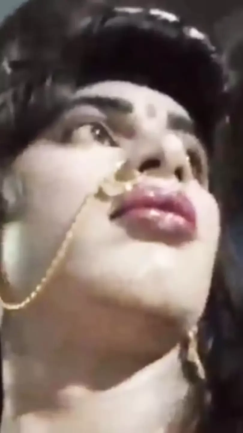 Urvashi Rani engolindo porra chupando pau