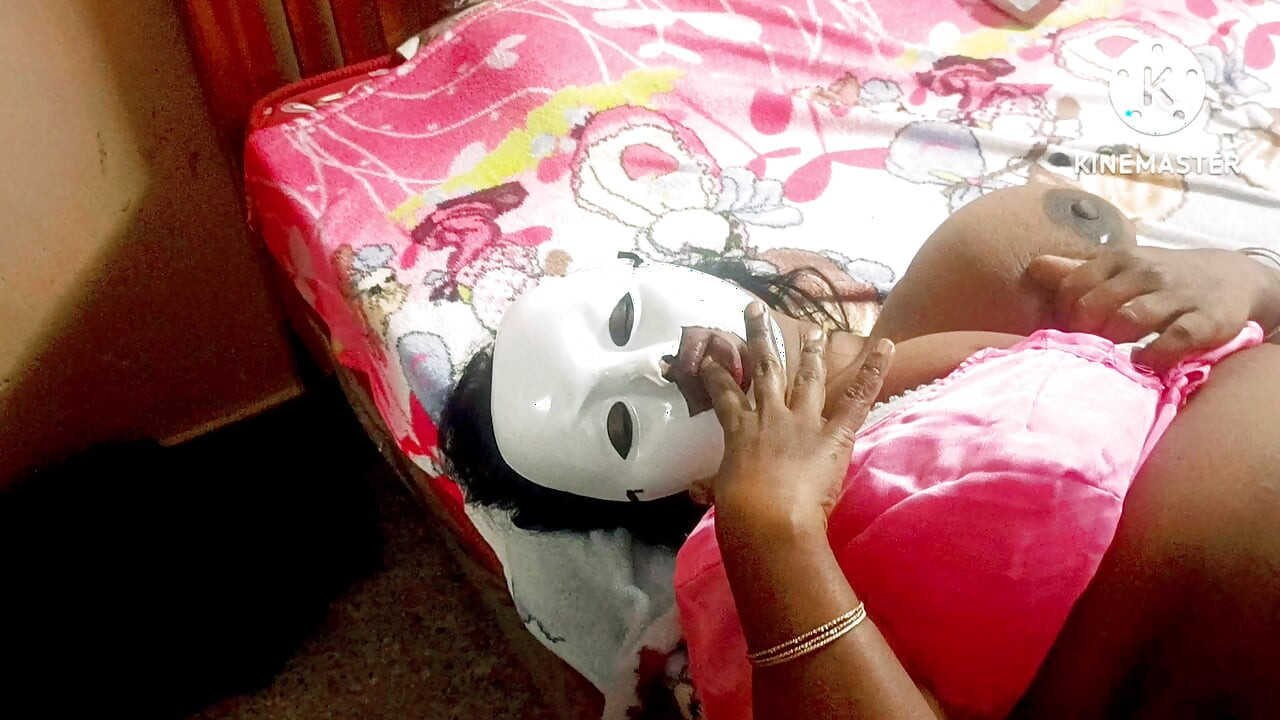 Hintli azgın kız mastürbasyon yapıyor ve döl yalıyor