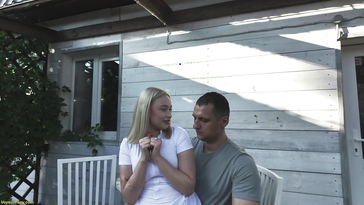 Kakek pengintip terangsang menjilati istriku