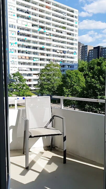 Dristig i hotelkorridoren og på balkonen