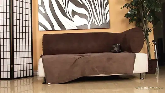 Sarışın piliç zenci bir adamın kanepede amını yalayıp siktiriyor