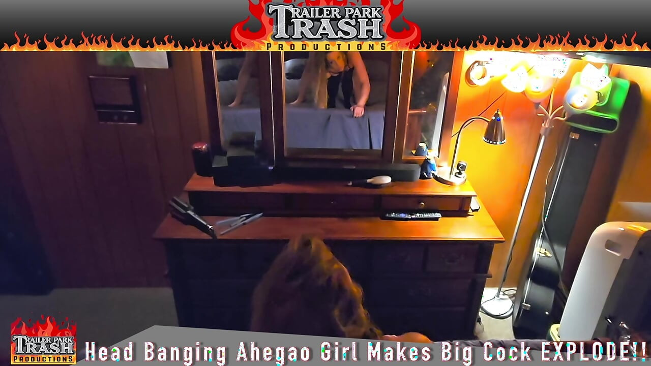 Mamando chica ahegao twerks en enorme polla hasta que explota!