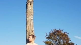 Holandês de cabelos compridos se masturbando ao ar livre