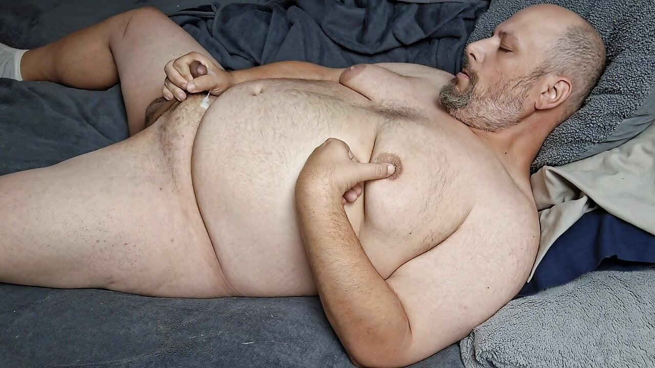 Chubby guy lays in bed and cums