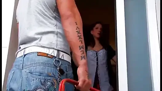 Çekici hatun banyoda yırtık adamın yarağına biniyor