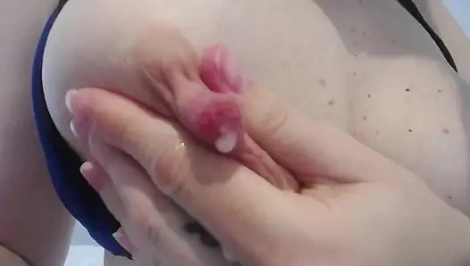 Kameranın önünde büyük memelerini sağıyor, her yere süt sağıyor