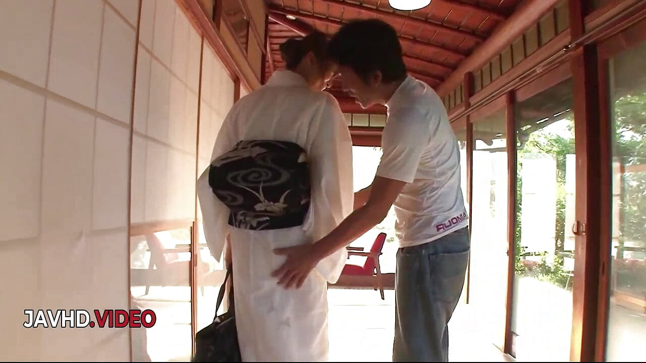 Tante seksi jepang nyepong kontol intens sebelum dientot habis-habisan