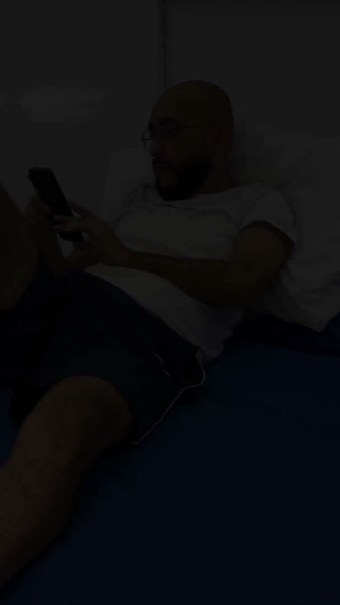 Colega de cameră este futută în schimbul împrumutului Ipad-ul meu