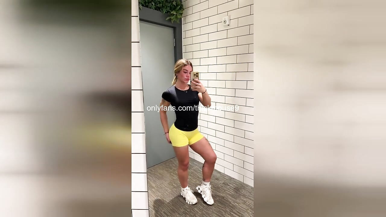 TikTok Live Yoga Stretch: 18 éves punci ajkak villogtak és keményen basztak