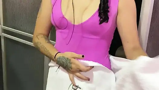 Ev elektrikçisi güzel komşuyu küvette buluyor