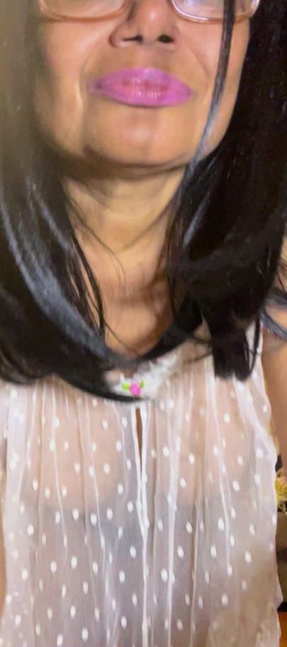 Orta yaşlı seksi kadın ateşli dans ediyor