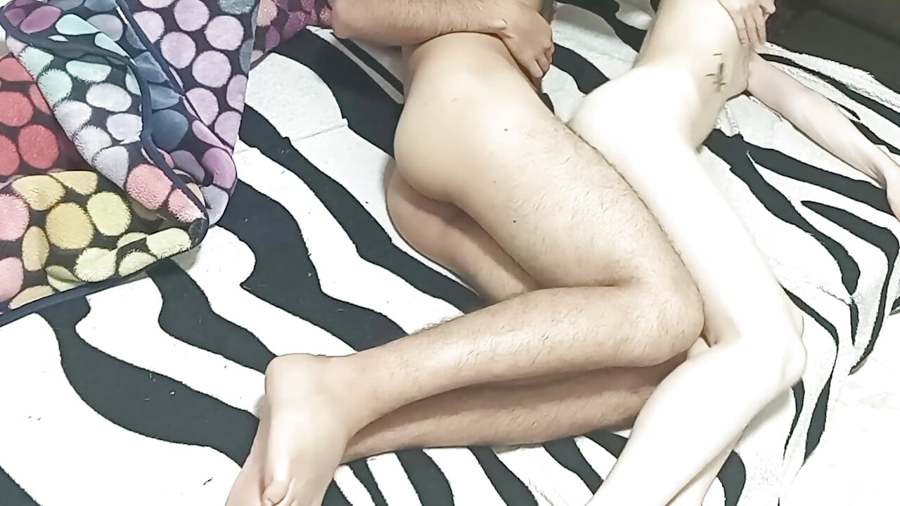 내 여친이 알몸으로 찾았고 나는 그녀를 따먹는다