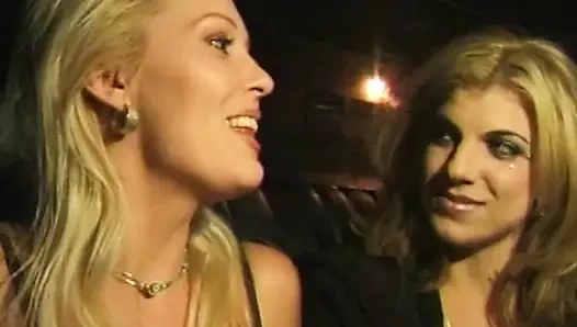 Wilde Lesbenabenteuer in Taxi und Badewanne