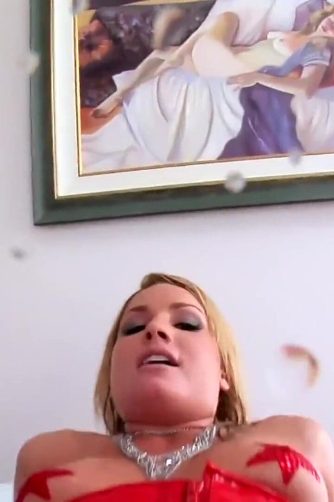 Fantastic nymphos Flower Tucci and Luscious Lopez enjoys threesome anal