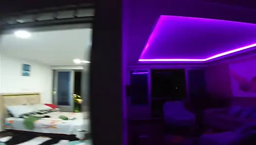 Ich hörte immer wieder jemanden auf dem balkon, überraschendEs ist eine sexy schwarze wunderfrau gab ihrem süßen arsch eine Tour durch meine Wohnung - Jhodez1