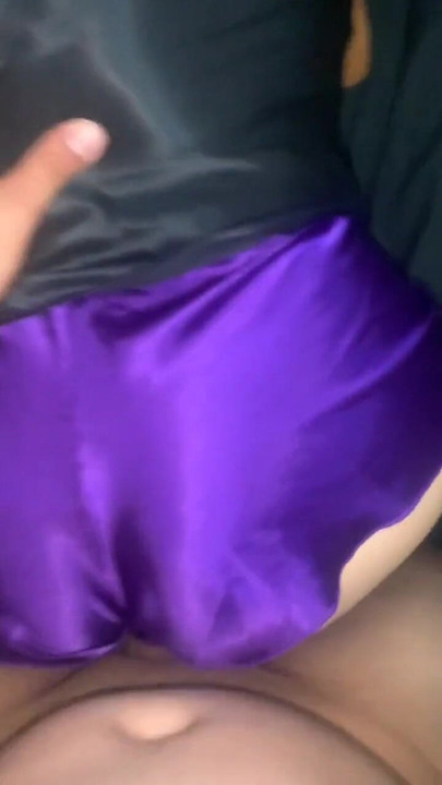 Moment de masturbare de la "Doggy style în lenjerie din satin"