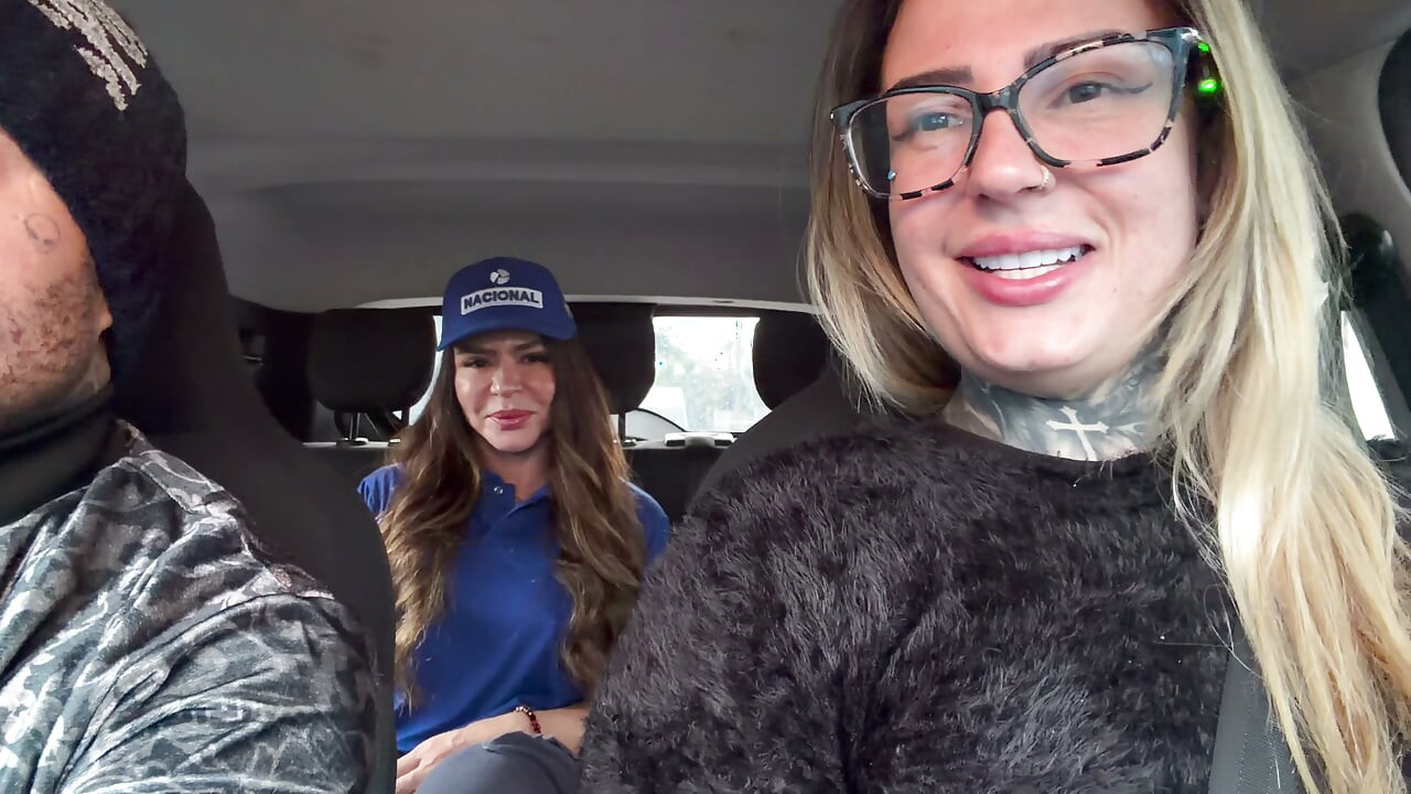 Manns cuckold gikk ut av bilen, og jeg ba bensinstasjonsbetjenten om å knulle, og hun godtok og satte seg inn i bilen og var så kåt at hun var helt naken.