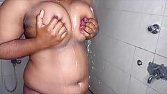 ragazza adolescente mallu che fa il bagno e massaggia le tette