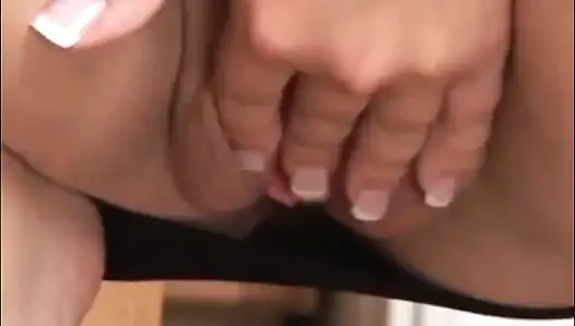 Brunette muda memberikan footjob kepada seorang kakek