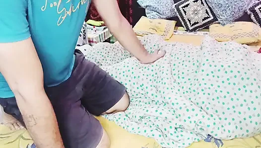 Karı koca kış akşamının tadını çıkarıyor