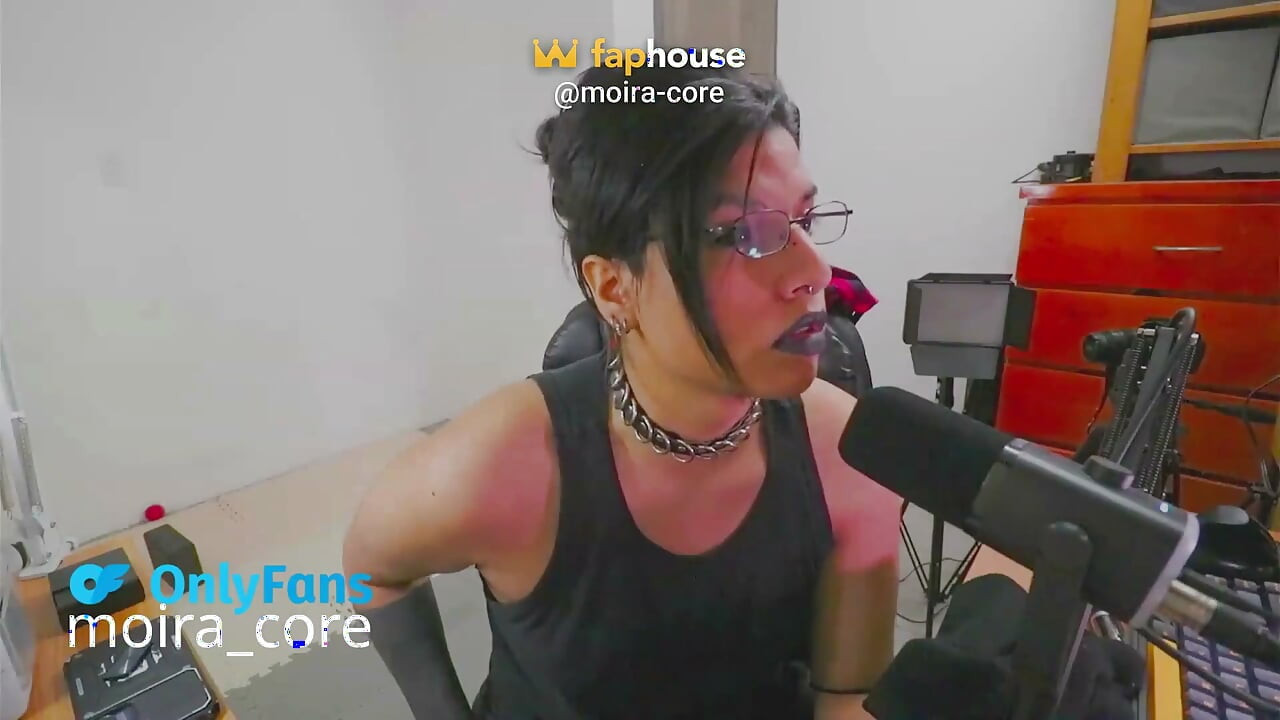 Goth muskel styvmamma trans kvinna cumshot medan streaming