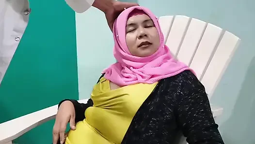 Satıcı, ruj canlı satırken astları tarafından ihanete uğradı.