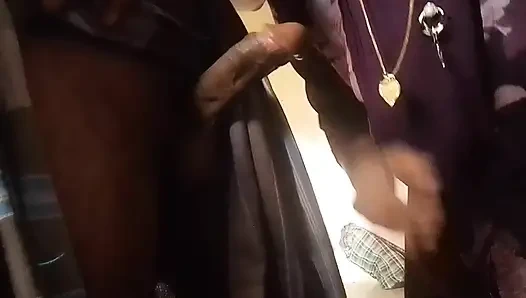 Tamil köylü kız mutfakta kocasının yarağını emiyor