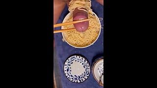 Sexe culinaire - éjaculation sur des nouilles