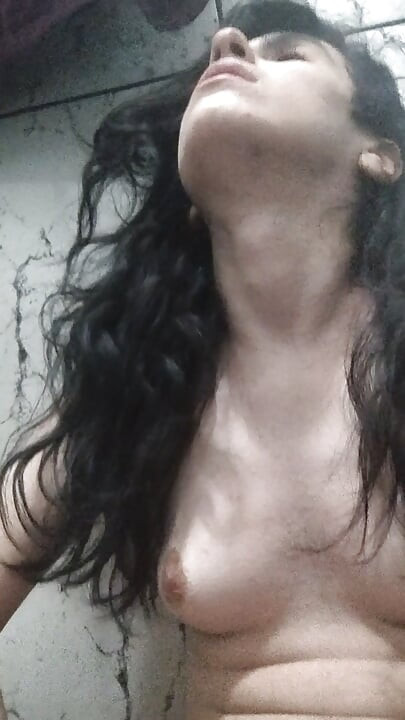 Chica peluda masturbándose