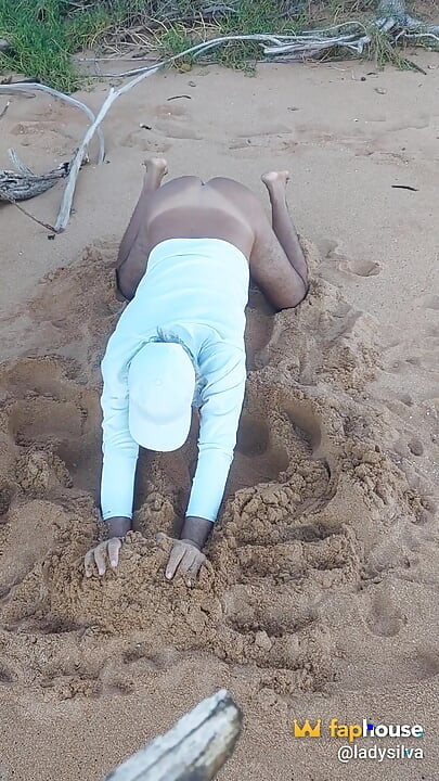 samudr tat par nagn ladysilva dikha raha hai uske seksi tanned gadha