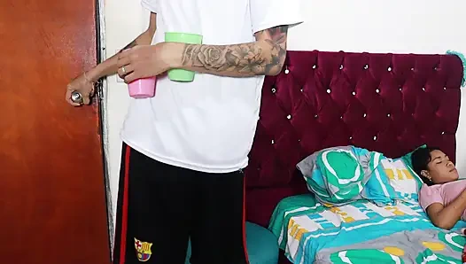 Esmer latin Kolombiyalı üvey kız kardeşimle aynı yatağı paylaşıyorum ve amını dölle dolduruyorum - ev pornosu