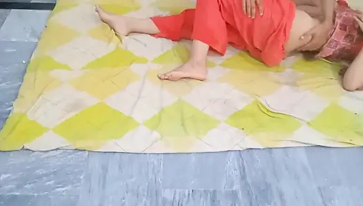 Симпатичная индийская жена дези в домашнем массаже, затем жесткий трах киски, горячая жена поедает кримпай от ее мужа