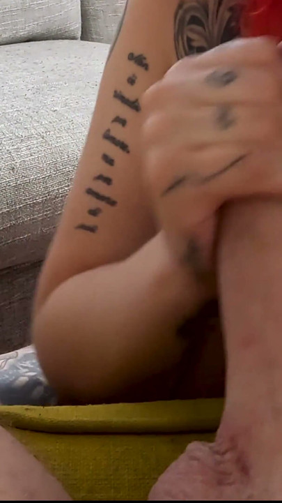 Tatuada ruiva com os pés diversão