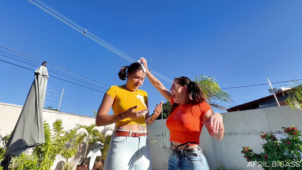 Chicas Desordenadas Junto a La Piscina, Jeans Mojados, Crema Y Burlas Sucias - Parte 1