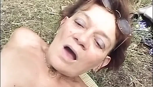 Draußen haarige muschi milf fickt, leckt