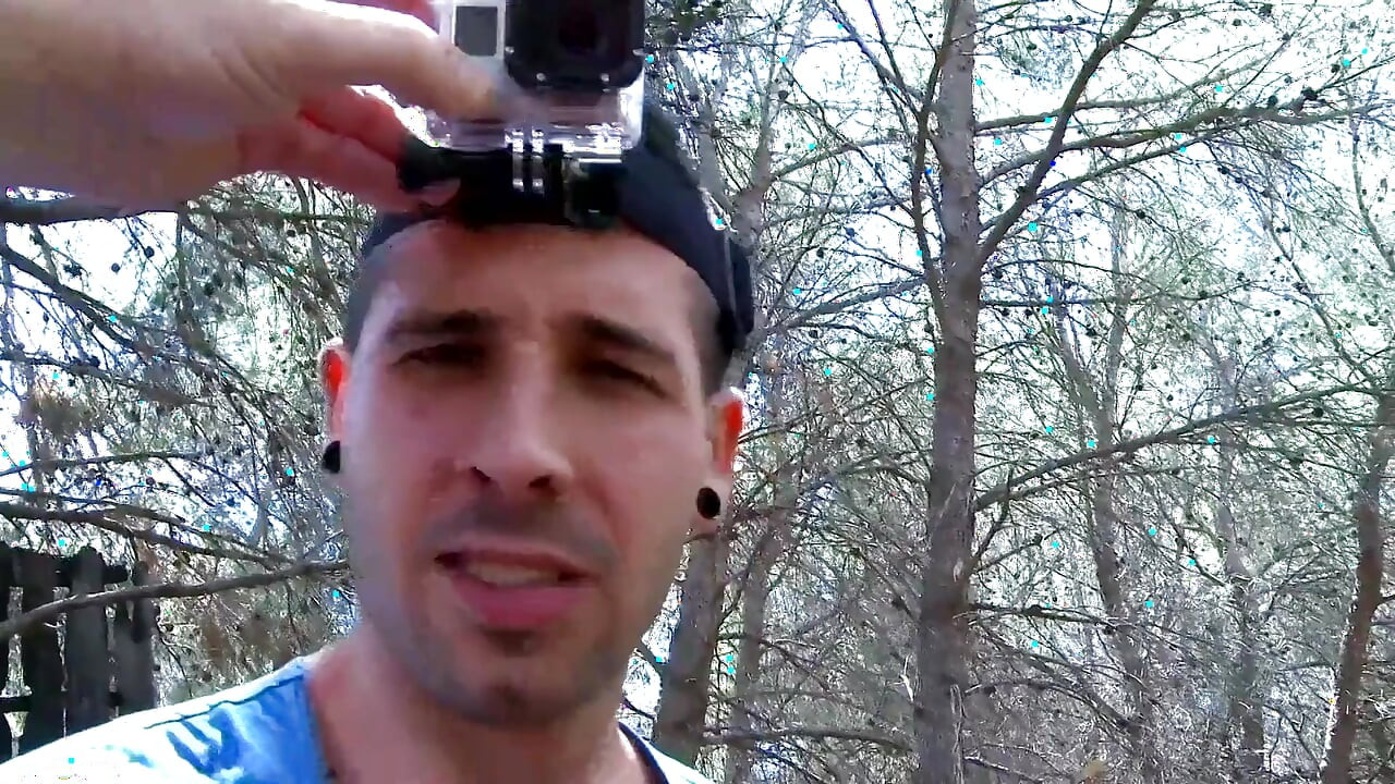 टैटू वाली युवा लड़की जंगल में बॉयफ्रेंड के साथ खेल रही है