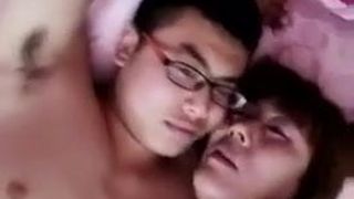 Un vrai couple asiatique fait l&#39;amour