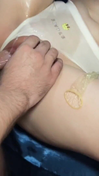 Moja Žena S Nogama Dobiva Svršavanje Unutra Kondom Razbijen | Isječak 1
