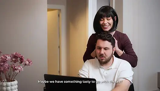 Sekretärin MariMoore kriegt einen schwanz tief in den hals und hat harten sex mit ihrem chef, während seine frau im nebenzimmer ist