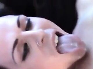 Magrinha transsexual goza na própria boca