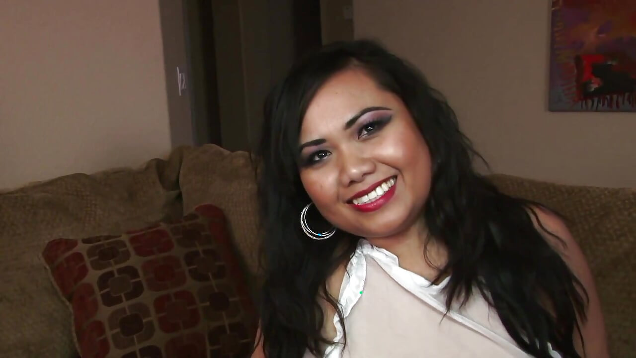 फिशनेट स्टॉकिंग्स और नौकरानी पोशाक में शौकिया एशियाई रंडी की दो लोगों द्वारा चुदाई