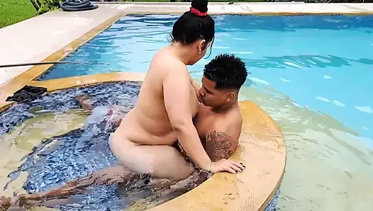 Meine Stiefmutter Reitet Meinen Schwanz Im Pool