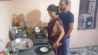 Indische Bhabhi Ji doet geweldig koken