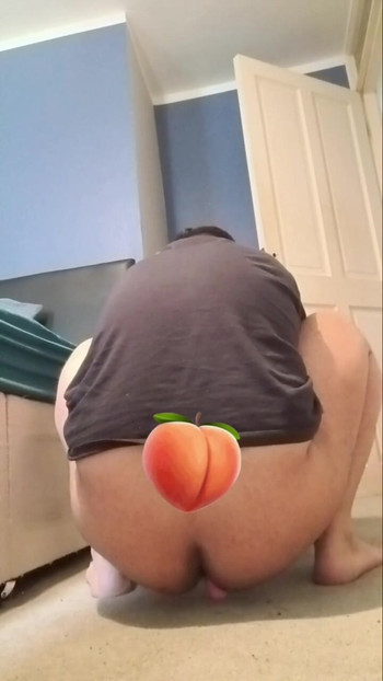 Saltando minha bunda grande e suculenta no meu vibrador 🍑 rosa