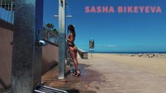 Viajar desnudo - ducha de playa pública. Sasha Bikeyeva.canarias